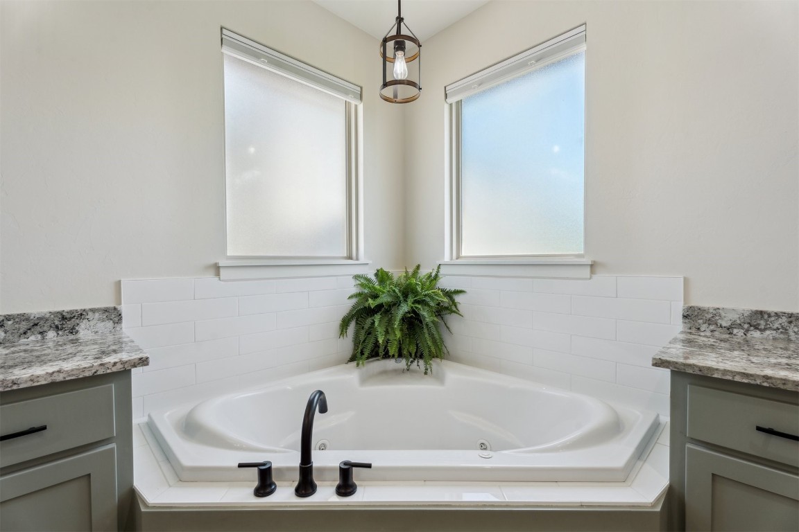 Shawnee, Oklahoma 74804, United States, 4 Bedrooms Bedrooms, ,3 BathroomsBathrooms,Residential,Active,173124