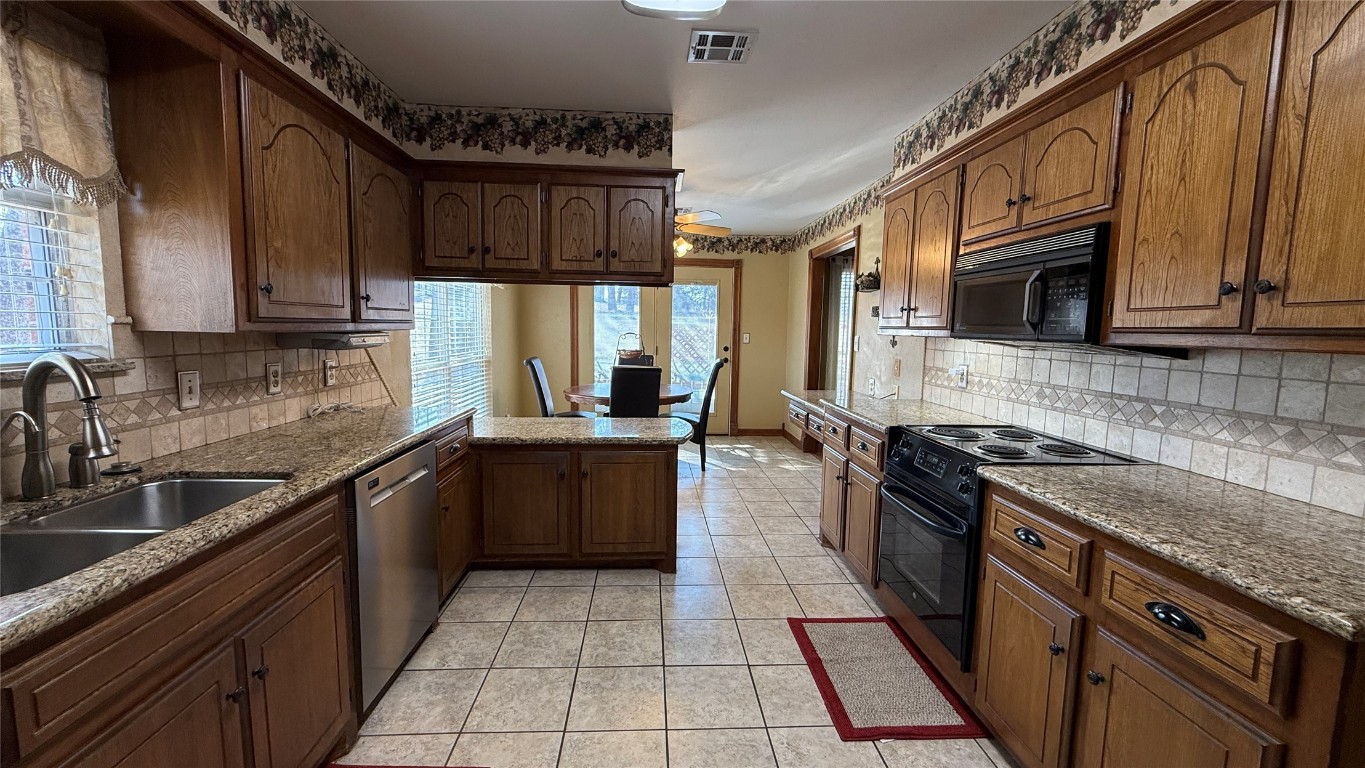 Tecumseh, Oklahoma 74873, United States, 3 Bedrooms Bedrooms, ,3 BathroomsBathrooms,Residential,Active,80332