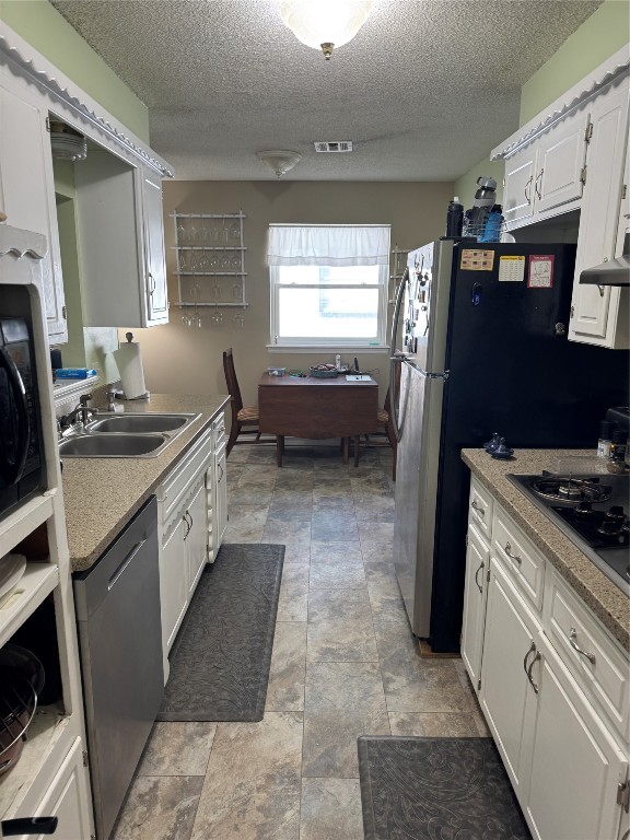 Shawnee, Oklahoma 74801, United States, 3 Bedrooms Bedrooms, ,2 BathroomsBathrooms,Residential,Pending,114903