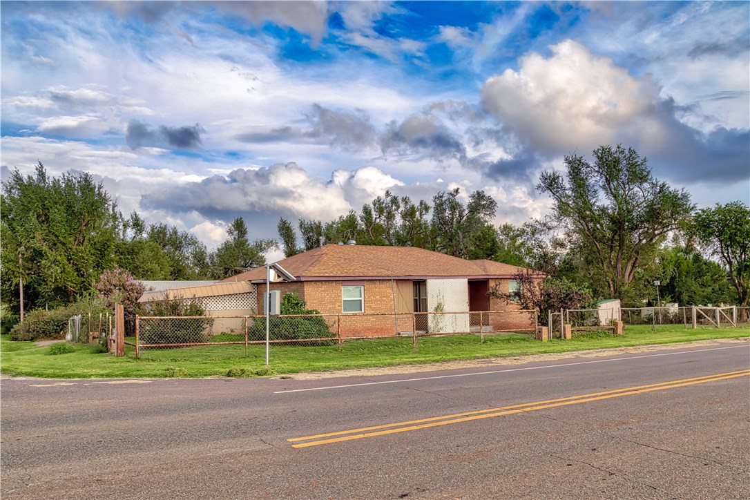 Photo 1 of 13 — 106 E 7th Street, Leedey, OK 73654