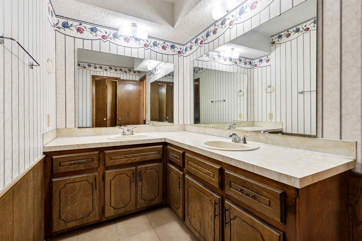 Shawnee, Oklahoma 74804, United States, 3 Bedrooms Bedrooms, ,3 BathroomsBathrooms,Residential,Active,170227