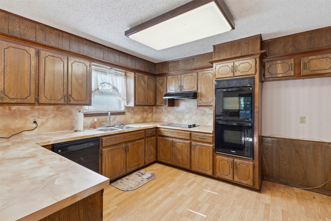 Shawnee, Oklahoma 74804, United States, 3 Bedrooms Bedrooms, ,3 BathroomsBathrooms,Residential,Active,170227