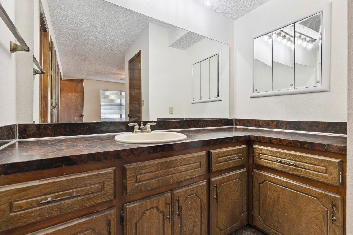 Shawnee, Oklahoma 74804, United States, 3 Bedrooms Bedrooms, ,3 BathroomsBathrooms,Residential,Active,170227