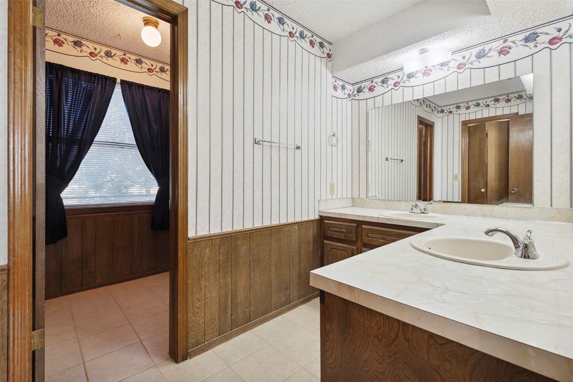 Shawnee, Oklahoma 74804, United States, 3 Bedrooms Bedrooms, ,3 BathroomsBathrooms,Residential,Active,170227