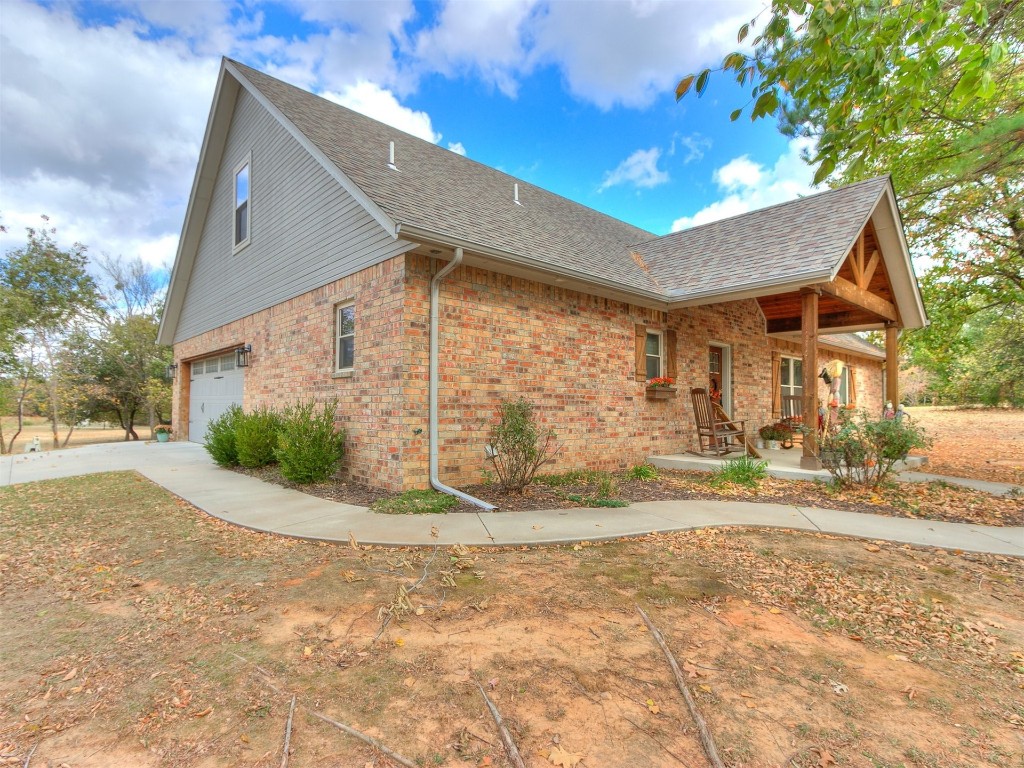 Shawnee, Oklahoma 74801, United States, 4 Bedrooms Bedrooms, ,3 BathroomsBathrooms,Residential,Pending,36035