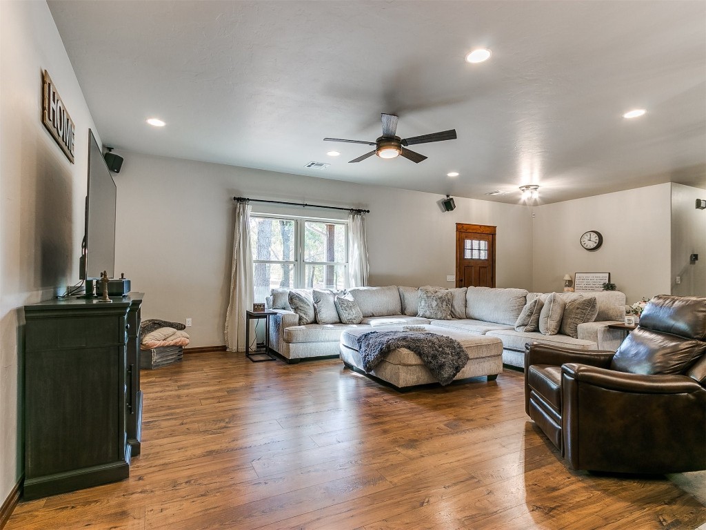 Shawnee, Oklahoma 74801, United States, 4 Bedrooms Bedrooms, ,3 BathroomsBathrooms,Residential,Pending,36035