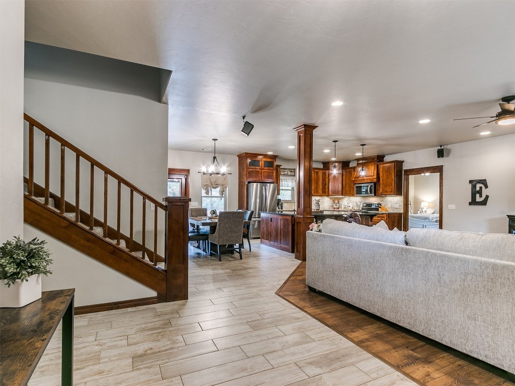 Shawnee, Oklahoma 74801, United States, 4 Bedrooms Bedrooms, ,3 BathroomsBathrooms,Residential,Pending,36035