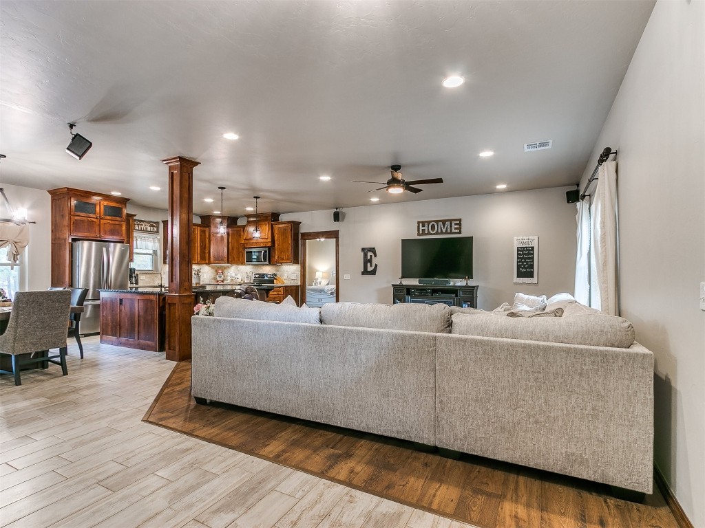 Shawnee, Oklahoma 74801, United States, 4 Bedrooms Bedrooms, ,3 BathroomsBathrooms,Residential,Pending,36035