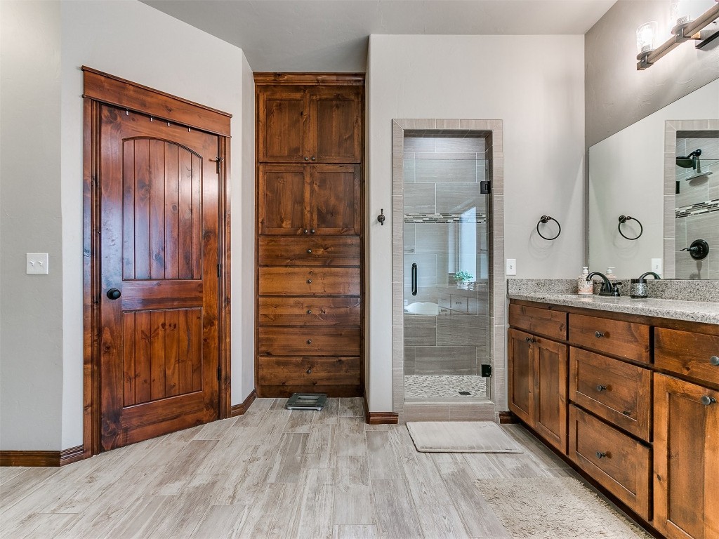 Shawnee, Oklahoma 74801, United States, 4 Bedrooms Bedrooms, ,3 BathroomsBathrooms,Residential,Pending,36035