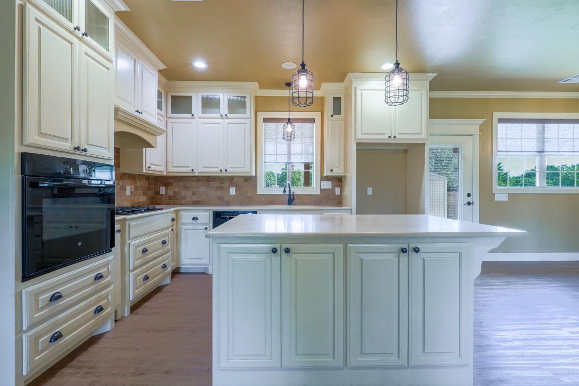 Shawnee, Oklahoma 74801, United States, 3 Bedrooms Bedrooms, ,2 BathroomsBathrooms,Residential,Pending,189355