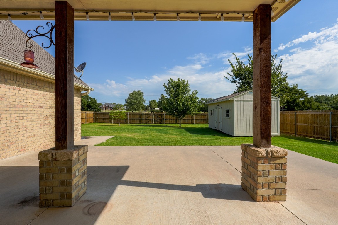 Shawnee, Oklahoma 74801, United States, 3 Bedrooms Bedrooms, ,2 BathroomsBathrooms,Residential,Pending,189355