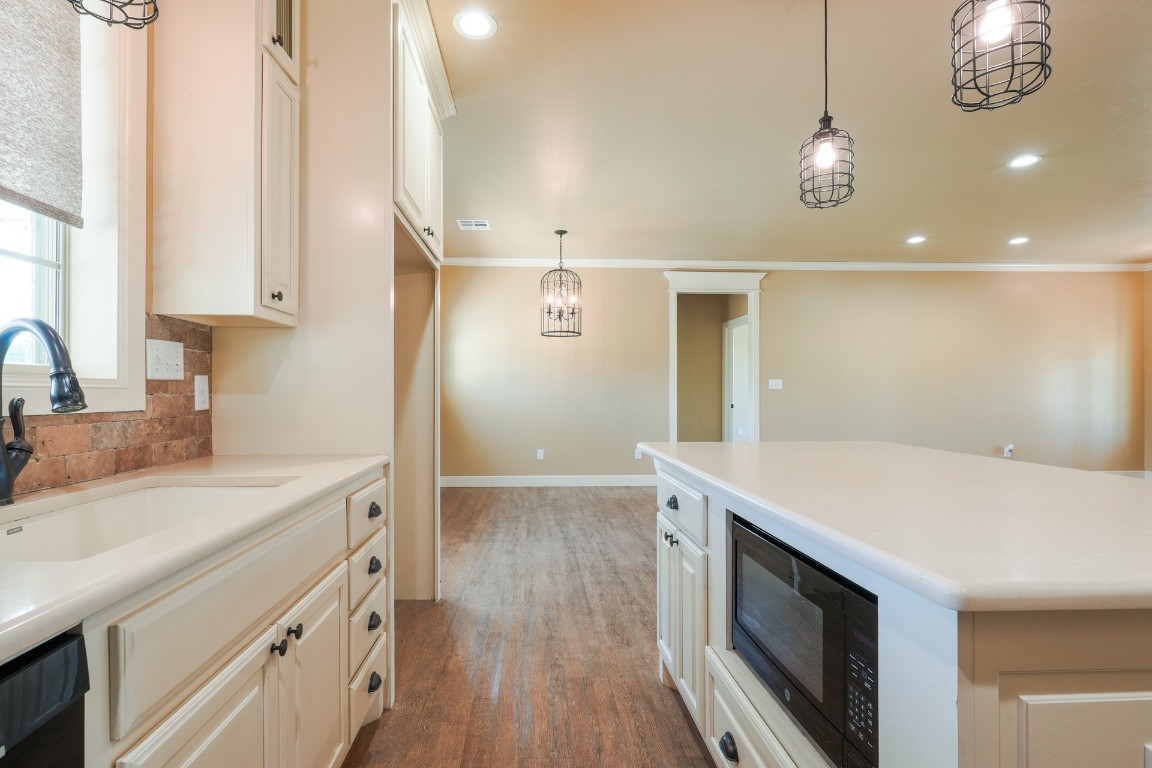 Shawnee, Oklahoma 74801, United States, 3 Bedrooms Bedrooms, ,2 BathroomsBathrooms,Residential,Pending,189355