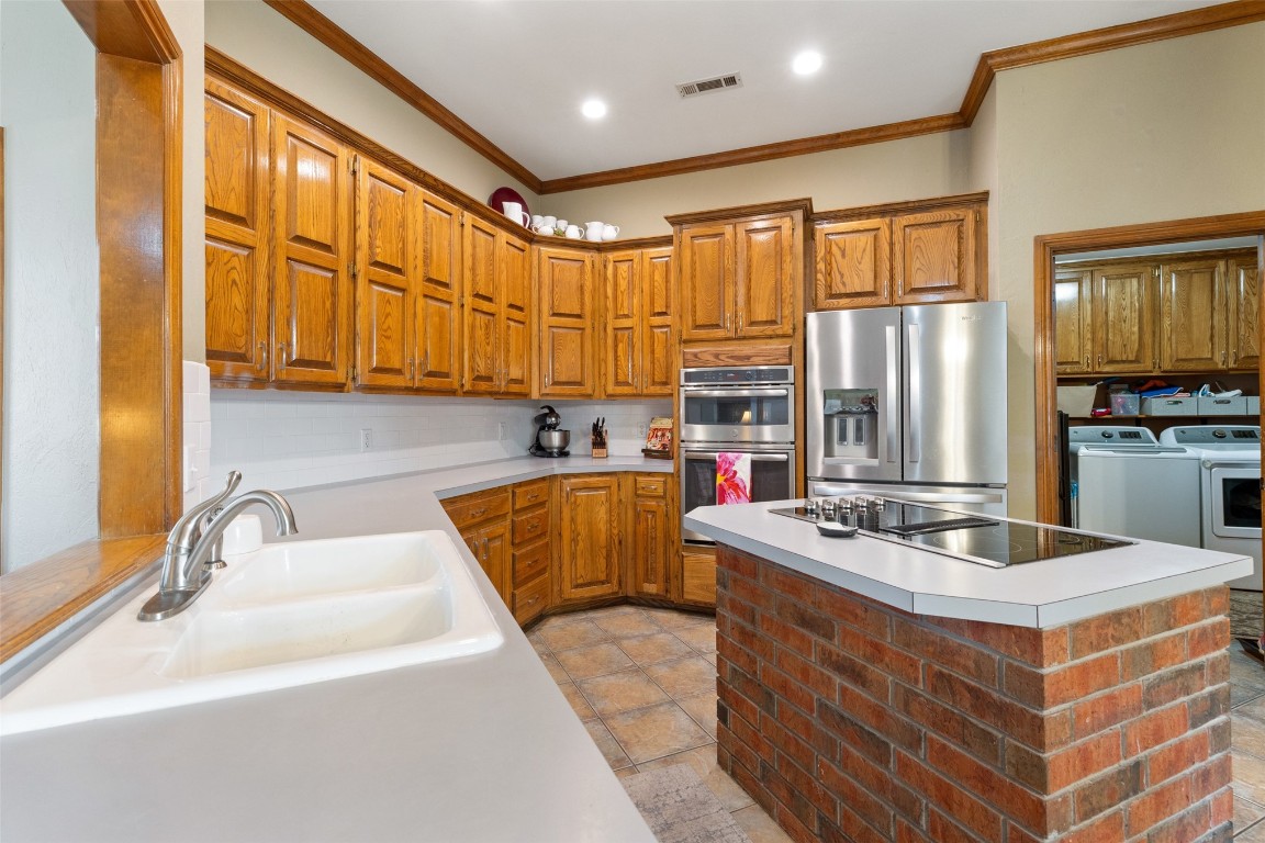 Shawnee, Oklahoma 74804, United States, 3 Bedrooms Bedrooms, ,2 BathroomsBathrooms,Residential,Pending,90659