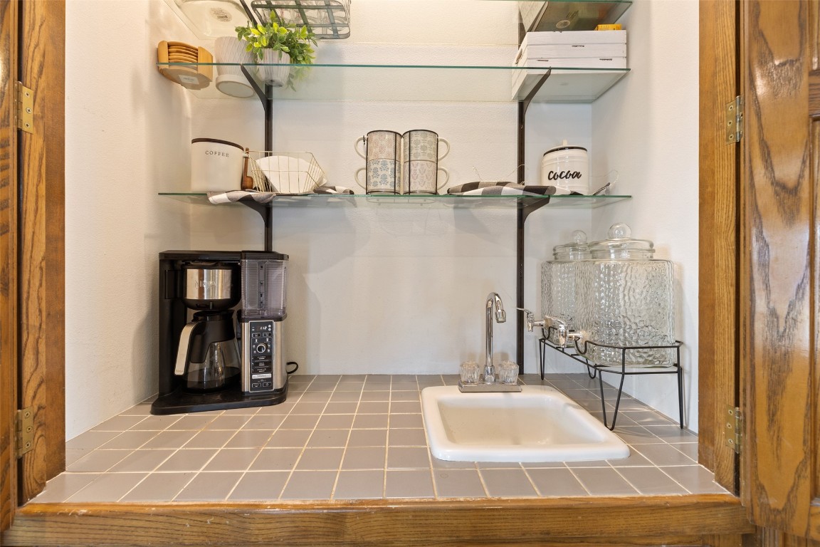 Shawnee, Oklahoma 74804, United States, 3 Bedrooms Bedrooms, ,2 BathroomsBathrooms,Residential,Pending,90659