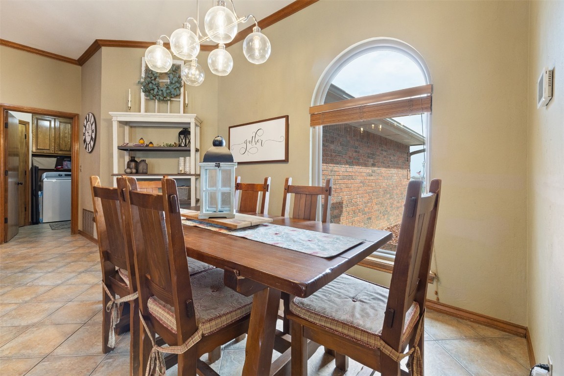 Shawnee, Oklahoma 74804, United States, 3 Bedrooms Bedrooms, ,2 BathroomsBathrooms,Residential,Pending,90659