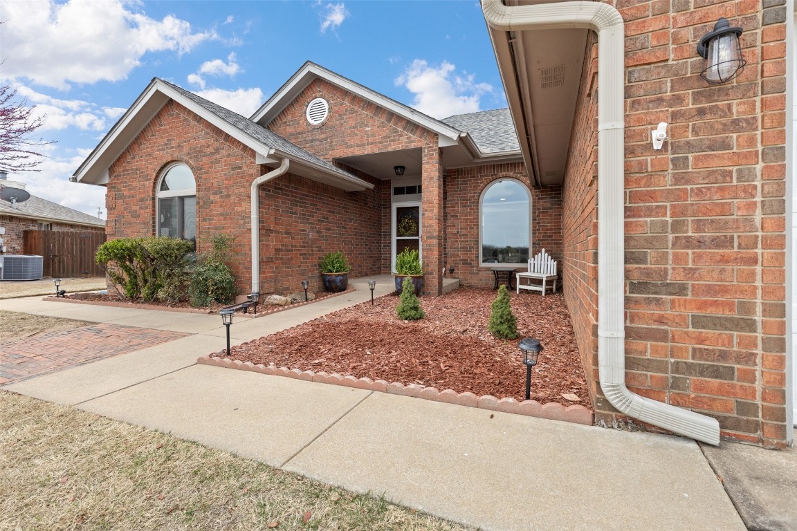 Shawnee, Oklahoma 74804, United States, 3 Bedrooms Bedrooms, ,2 BathroomsBathrooms,Residential,Pending,90659