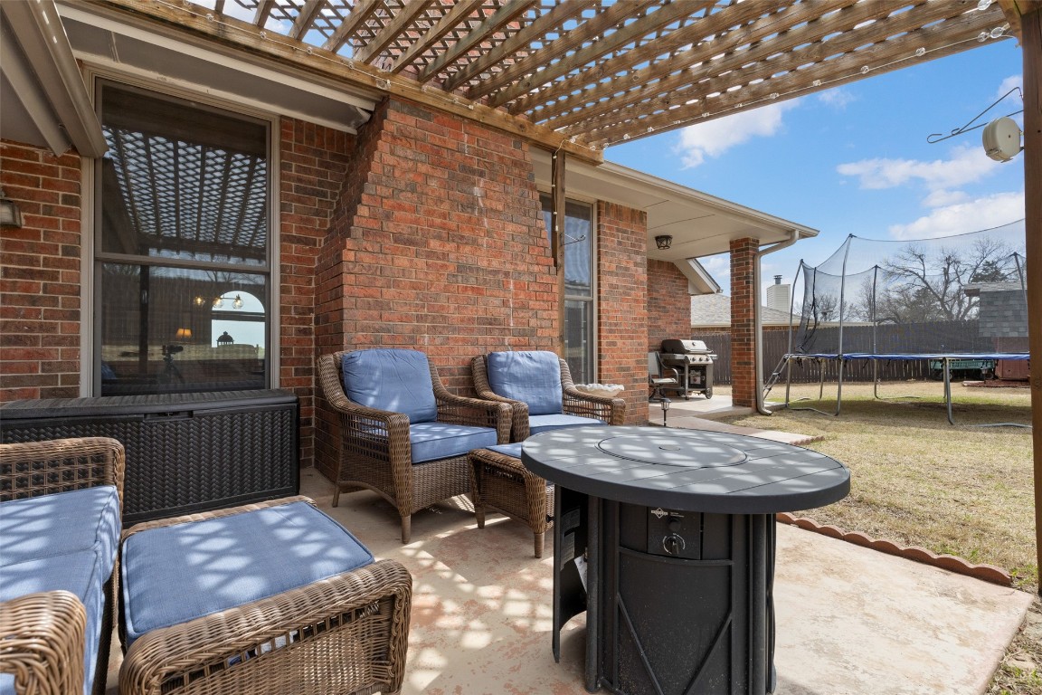 Shawnee, Oklahoma 74804, United States, 3 Bedrooms Bedrooms, ,2 BathroomsBathrooms,Residential,Pending,90659