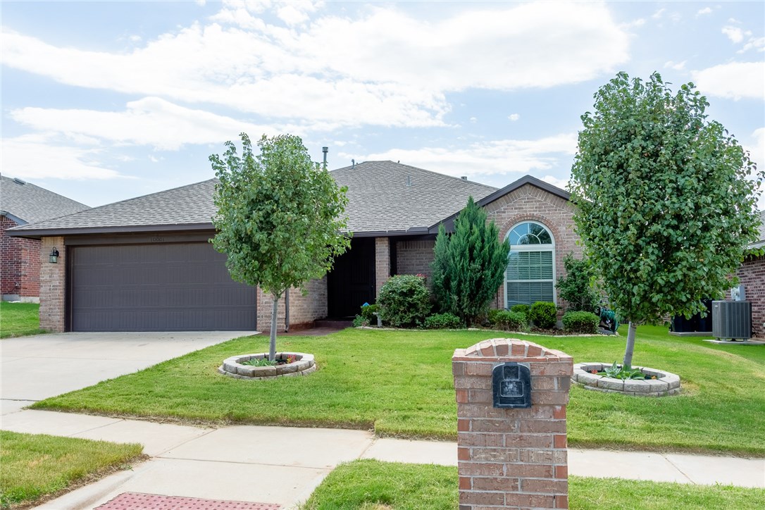 Photo 1 of 23 — 10001 Summerhill Lane, Yukon, OK 73099
