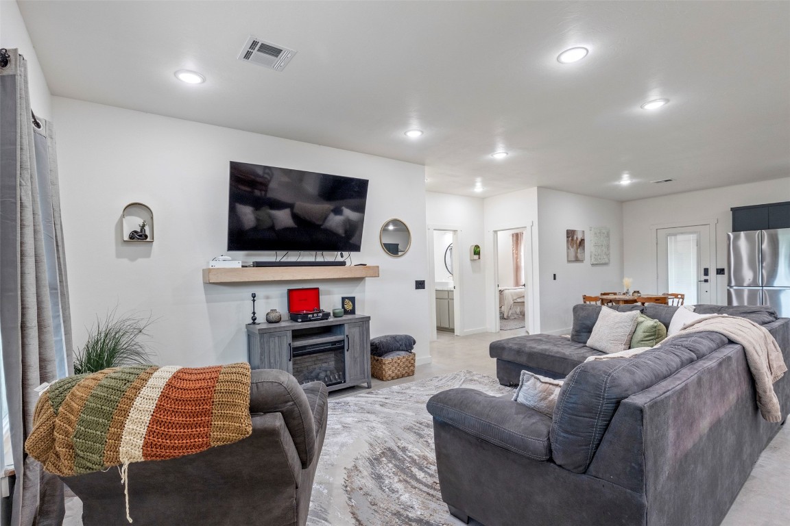 Shawnee, Oklahoma 74801, United States, 4 Bedrooms Bedrooms, ,3 BathroomsBathrooms,Residential,Active,162547