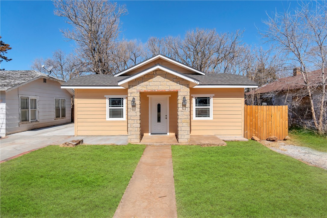Photo 1 of 23 — 925 W 2nd Street, Elk City, OK 73644