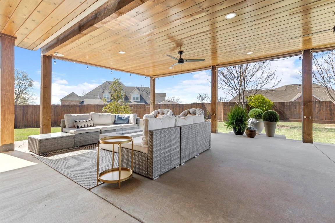 Shawnee, Oklahoma 74801, United States, 4 Bedrooms Bedrooms, ,3 BathroomsBathrooms,Residential,Pending,100572