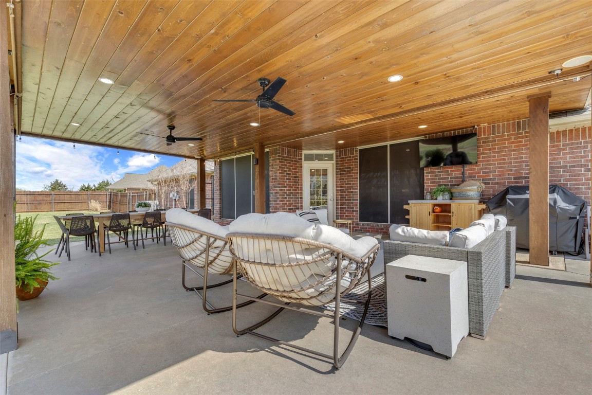 Shawnee, Oklahoma 74801, United States, 4 Bedrooms Bedrooms, ,3 BathroomsBathrooms,Residential,Pending,100572