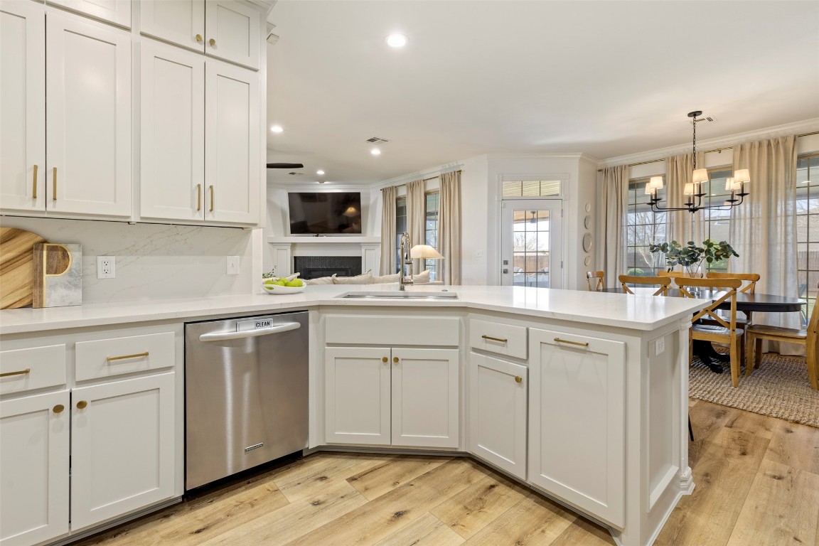 Shawnee, Oklahoma 74801, United States, 4 Bedrooms Bedrooms, ,3 BathroomsBathrooms,Residential,Pending,100572