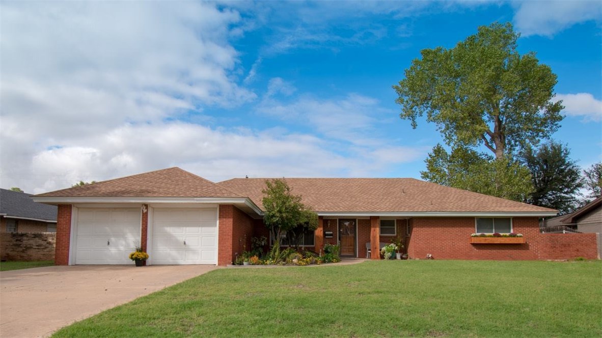 Photo 1 of 23 — 305 Mockingbird Drive S, Altus, OK 73521