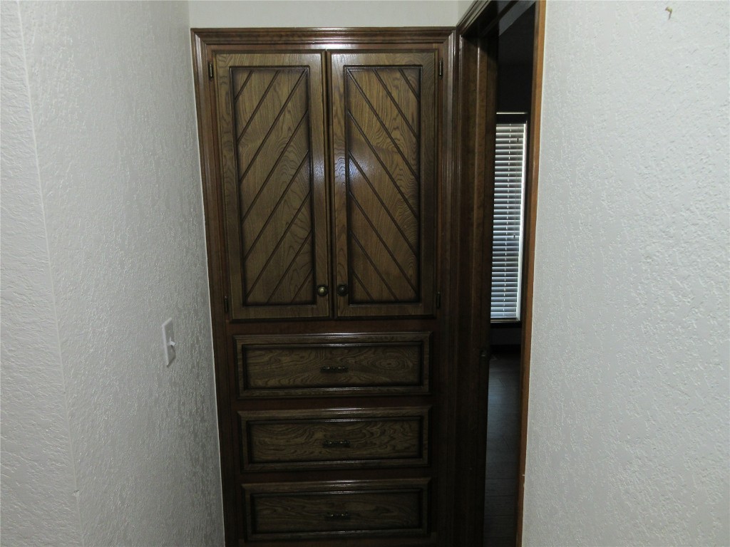 Seminole, Oklahoma 74868, United States, 3 Bedrooms Bedrooms, ,2 BathroomsBathrooms,Residential,Pending,44814