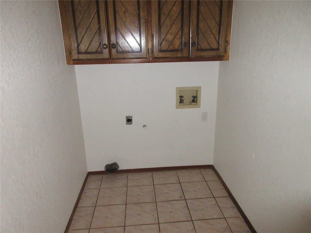 Seminole, Oklahoma 74868, United States, 3 Bedrooms Bedrooms, ,2 BathroomsBathrooms,Residential,Pending,44814