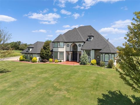 Photo of 2302 Clubhouse Drive, Blanchard, OK 73010 (MLS # 1185411)