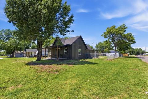 Photo of 201 W Holly Street, Tuttle, OK 73089 (MLS # 1230476)