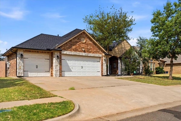 16305 PETALUMA PL, EDMOND, OK 73013 - Image 022f9390631d9c4b9d4d4f056a9052d3/4194031453