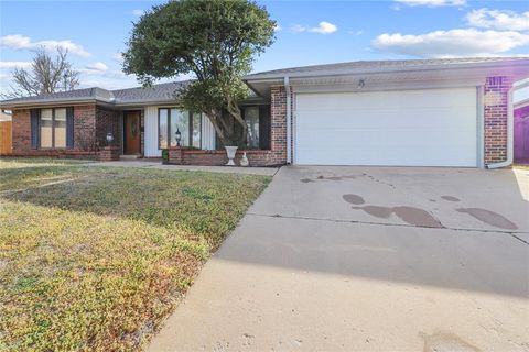 Photo of 2020 Lankestar Place, Yukon, OK 73099 (MLS # 1219668)