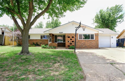 Photo of 621 Reeves Court, Oklahoma City, OK 73122 (MLS # 1244663)