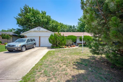 Photo of 413 Sundown Drive, Norman, OK 73069 (MLS # 1233084)