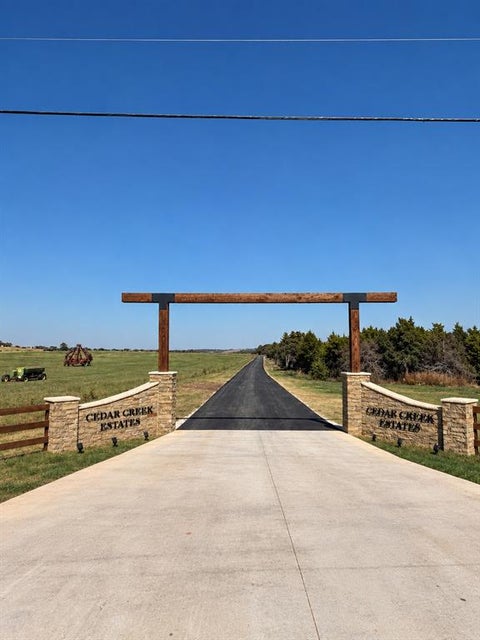 Photo of 940 Creekside Trail #003, Guthrie, OK 73044 (MLS # 1241333)