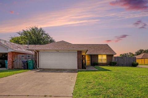 Photo of 12288 SW 11th Street, Yukon, OK 73099 (MLS # 1238573)