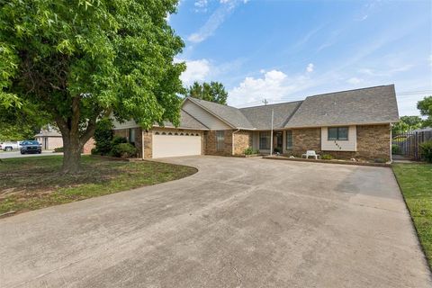 Photo of 2613 SW 112th Street, Oklahoma City, OK 73170 (MLS # 1229590)