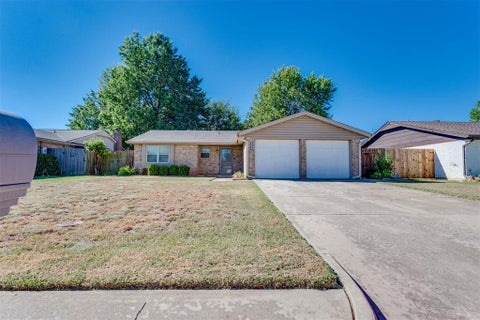 Photo of 1070 Cumberland Mansion, Yukon, OK 73099 (MLS # 1247629)