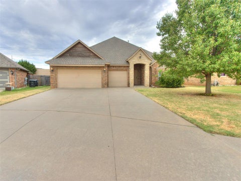 Photo of 641 SW 28th Street, Moore, OK 73160 (MLS # 1245955)