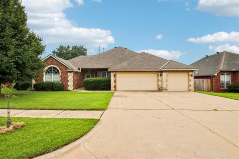 Photo of 300 Ridge Lake Boulevard, Norman, OK 73071 (MLS # 1252852)