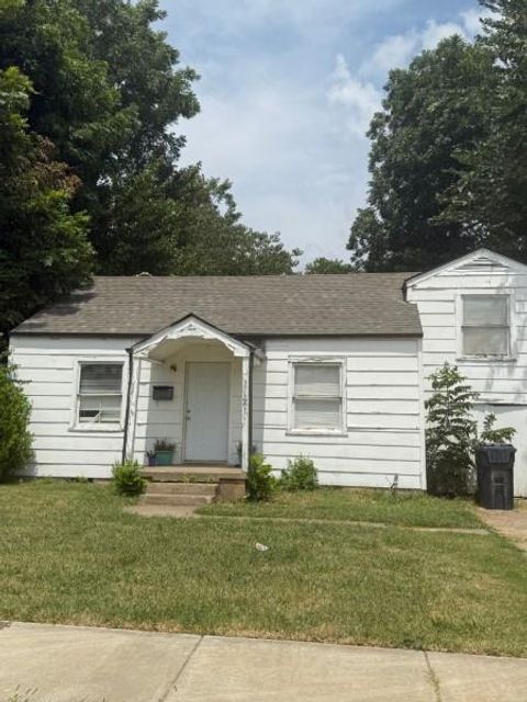 Photo of 1121 SW 24th Street, Oklahoma City, OK 73109 (MLS # 1229880)
