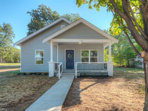 Photo of 628 N 10th Street, Chickasha, OK 73018 (MLS # 1252836)