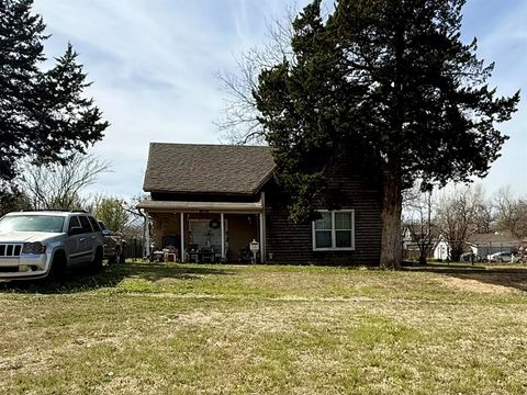 Photo of 1002 S 6th Street, Chickasha, OK 73018 (MLS # 1219788)