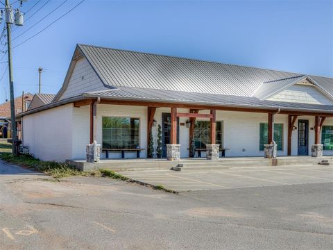 Photo of 113 E Broadway, Blanchard, OK 73010 (MLS # 1220413)