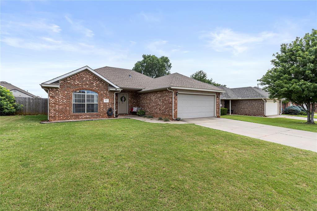 Photo 1 of 29 — 624 E Greenwood Lane, Mustang, OK 73064