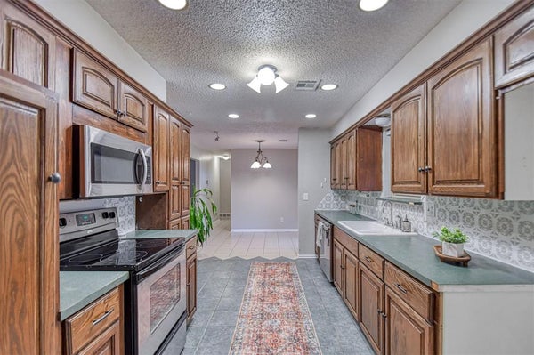 208 NE 18TH ST, MOORE, OK 73160 - Image 20bb7ad07709852b8d2d4c8d31c833ae/2116801733