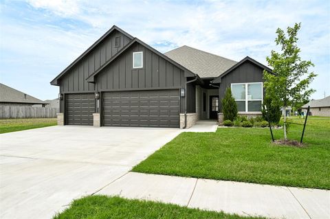 Photo of 7713 Wilshire Woods Drive, Yukon, OK 73099 (MLS # 1233867)