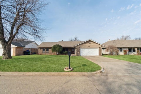 Photo of 11805 Ashford Drive, Yukon, OK 73099 (MLS # 1252175)